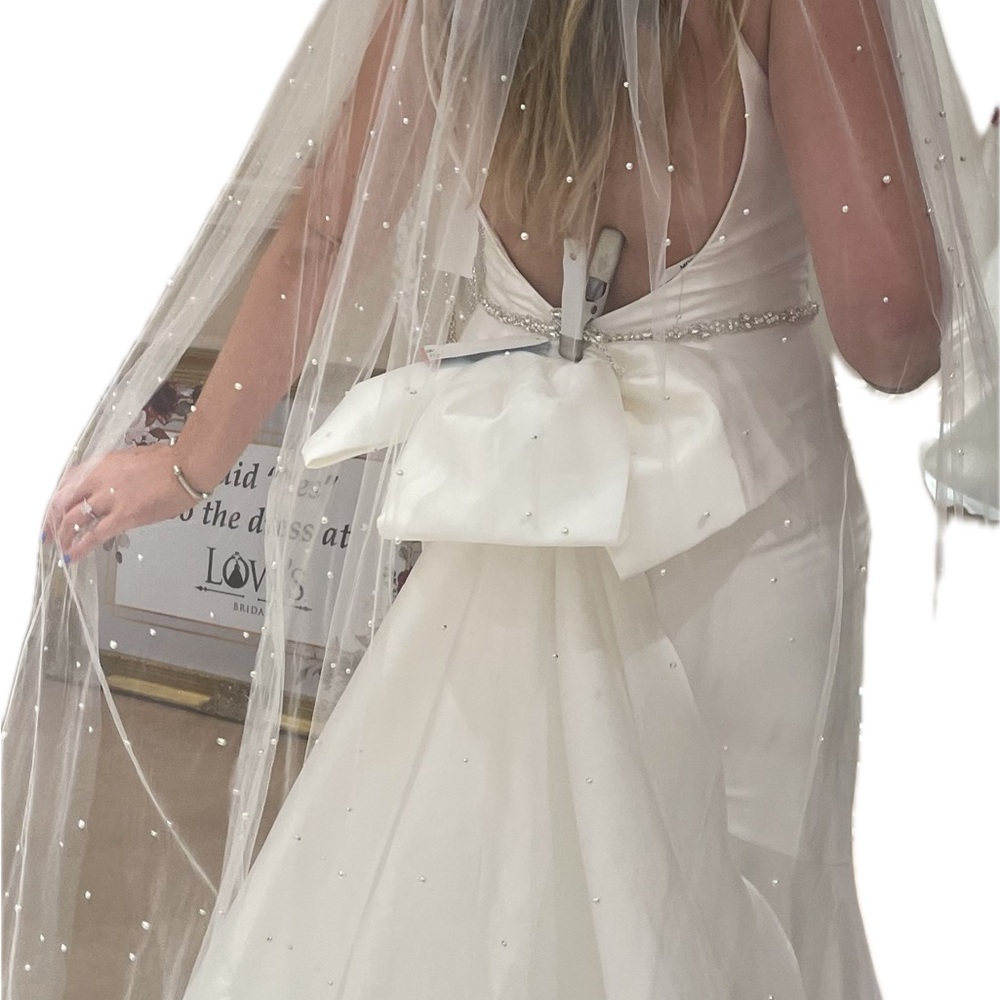 Perfect for a summer wedding. Comes with veil, belt & attachable bow w/ belt.